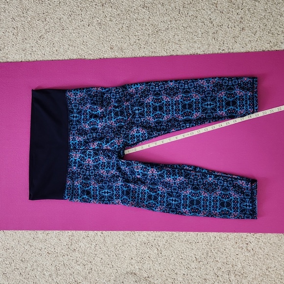 Fabletics Sz LARGE Salar Powerhold Foldover Mosaic Inkwell Leggings Capri - Picture 9 of 10